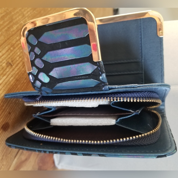 Colorful Iridescent Fold-up Wallet - Picture 4 of 8